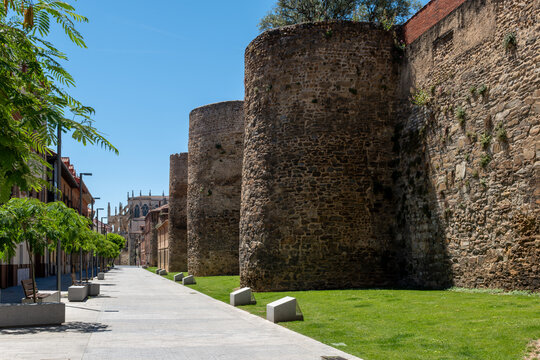 ciudad hist&oacute;rica y antigua de le&oacute;n en Espa&ntilde;a  con una catedral g&oacute;tica y unas murallas romanas 