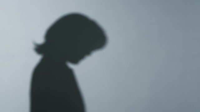 落ち込む女性のシルエット。落ち込む、がっかり、失敗、悩み、不安、心配、残念、後悔、謝罪、トラブル