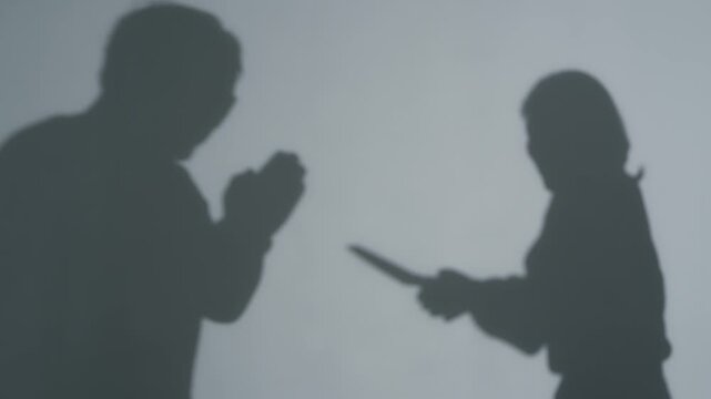 男性に刃物を突きつける女性のシルエット。通り魔、ストーカー、殺人、恨み、カップル、夫婦、口論、喧嘩