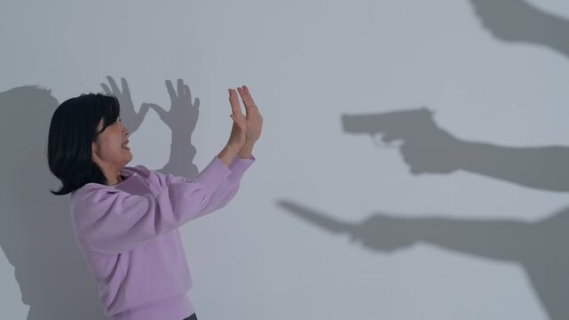 犯罪の影に怯える女性。強盗、事件、被害者、ホラー、怯える、恐怖、ストーカー、闇バイト、トクリュウ