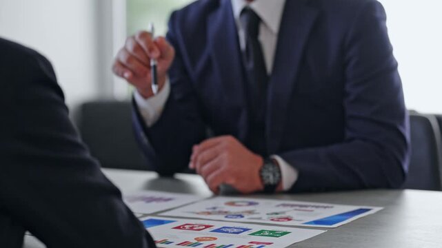 面談する男女ビジネスパーソン。商談、コンサル、提案、アドバイザー、会議、経営、面接、相談、打ち合わせ
