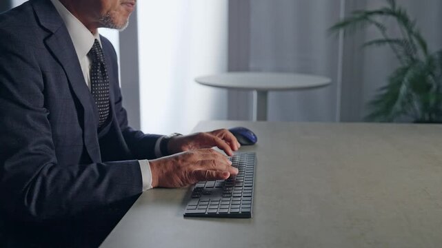 PCキーボードを操作する男性ビジネスパーソン。システム、エンジニア、プログラミング、コーディング
