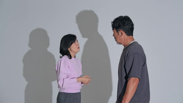 激しく口論する男女。夫婦、カップル、不満、トラブル、怒る、イライラ、喧嘩、抗議、意見、険悪、対立