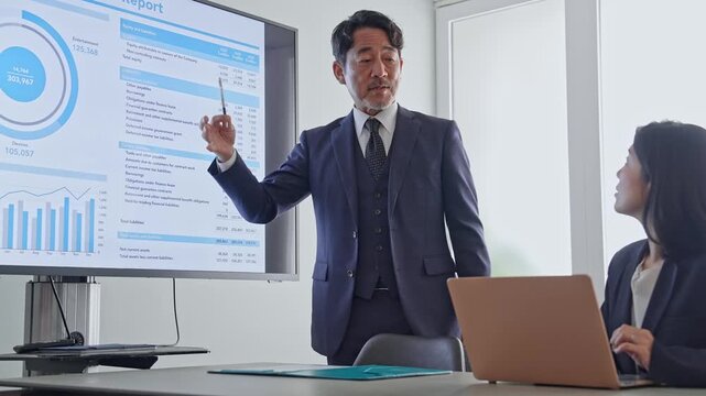 画面を見ながら会議するビジネスパーソンのグループ。プレゼン、商談、提案、会議、チームワーク、セミナー
