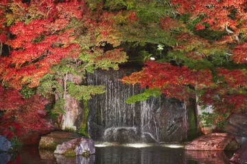 Fototapete Badezimmer Autumn leaves and waterfall of Japanese garden at night, Kokoen garden (Koko-en), Kobe city, Hyogo, Japan.  © YUSHENG HSU