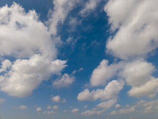 Obraz premium Dramatic White Clouds Framing a Bright Blue Sky on a Sunny Day