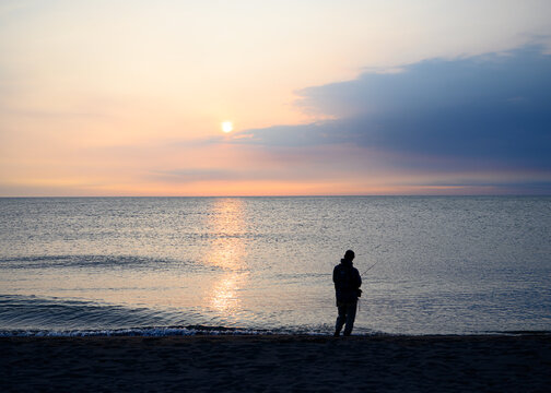夕日と釣り人
