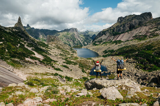 Two backpackers in the Yergaki Nature Park are looking at Paroabola and a mountain lake