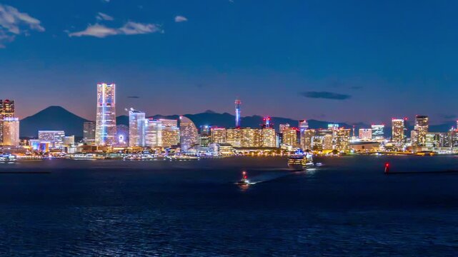 横浜ベイブリッジからマジックアワーの富士山とみなとみらいの夜景パノラマ&larr;左方向スライド