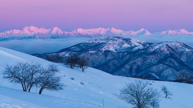 冬の霧ヶ峰高原車山湿原から夜明けの穂高連峰モルゲンロートパノラマ&larr;左方向スライド動画