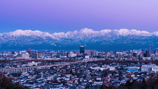 夕方の富山市呉羽山公園展望台から富山市の街並みと立山連峰アーベンロートパノラマ&rArr;右方向スライド