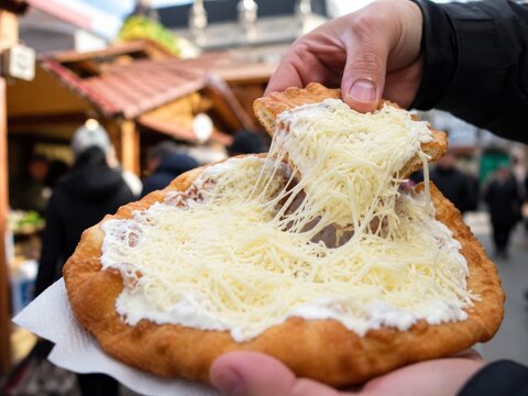 Disfrutar de una comida tradicional en un mercado callejero en invierno