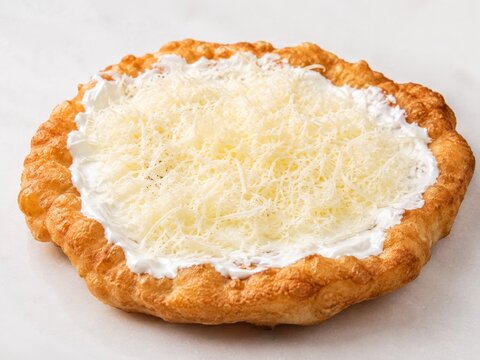 Disco frito con crema y queso en una mesa blanca