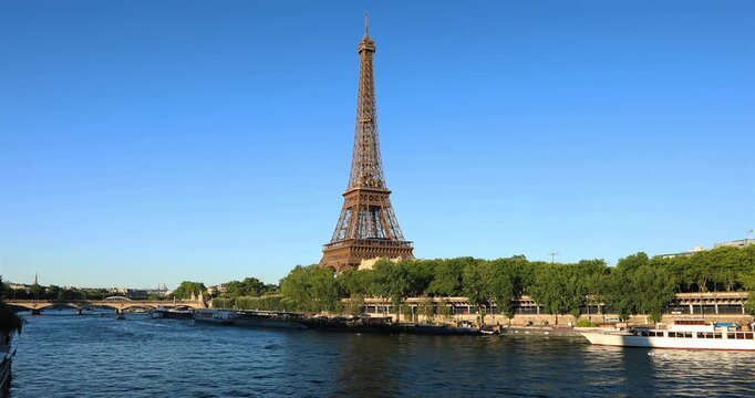 Le fleuve la Seine avec la Tour Eiffel en arri&egrave;re plan &agrave; Paris