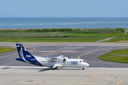 新潟空港をタキシングするトキエア ATR 42-600（JA03QQ）旅客機