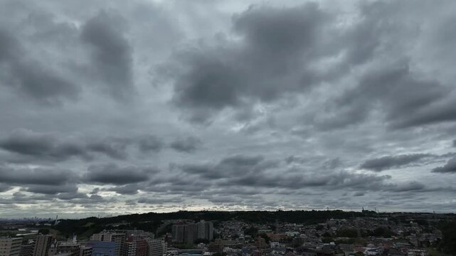 近づく低気圧と曇り空