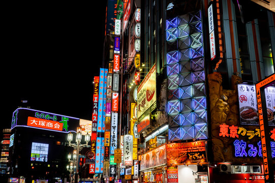 新宿・歌舞伎町の夜空を埋め尽くす極彩色のネオン看板と雑居ビル群