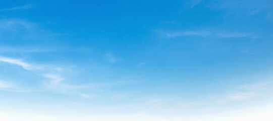 Naklejka premium Calm sky stretches wide with soft, wispy clouds