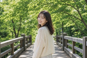 緑の橋で微笑む日本人女性の公園ポートレート