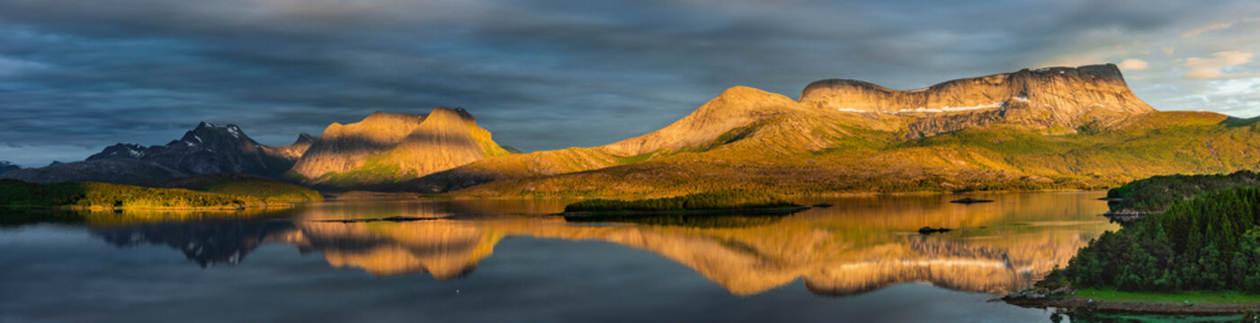 Mitternachtssonne am Efjord in Norwegen bei Narvik