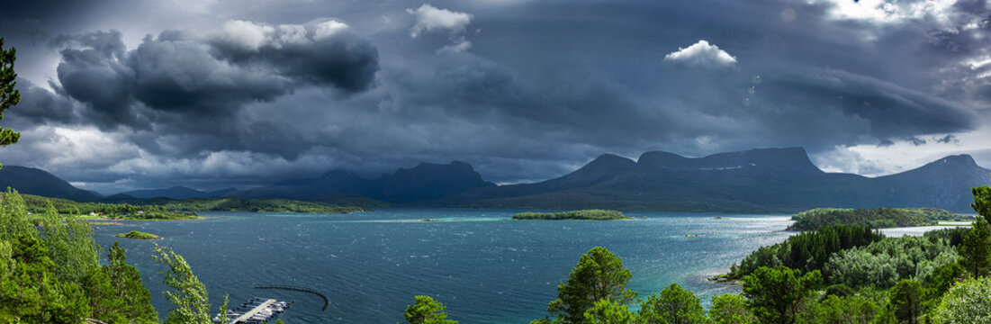 Sturmwolken &uuml;ber einem Fjord in Norwegen