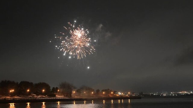 花火の反射が水面に映る風景