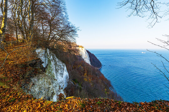 Kreidefelsen im Herbst an der K&uuml;ste der Ostsee auf der Insel R&uuml;gen