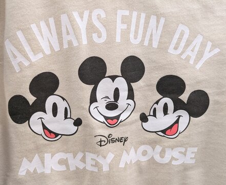 Vista de cerca del estampado de varias caras de Mickey Mouse de Disney, con el texto Always Fun Day, en una camiseta. Madrid, Espa&ntilde;a, 12 de mayo de 2026