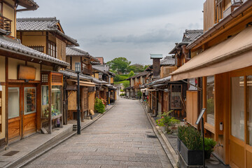 Fototapeta premium Traditional Japanese Townscape in Kyoto’s Higashiyama District