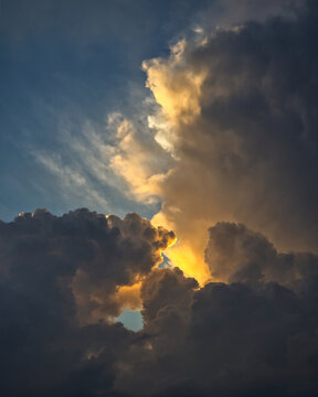 Dramatische Wolkenstimmung am abendliche Himmel im Sommer zum Sonnenuntergang