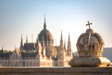 Obraz premium Stone Crown Detail on Margaret Bridge with Hungarian Parliament Building in Budapest
