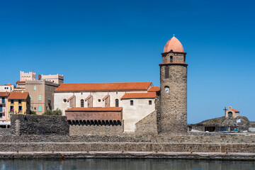 Obraz premium Notre Dame des Anges church in Collioure harbor