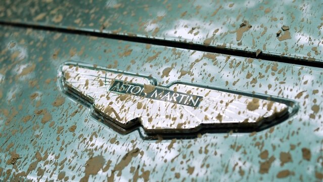 Aston Martin DBX, the English luxury SUV in the mud