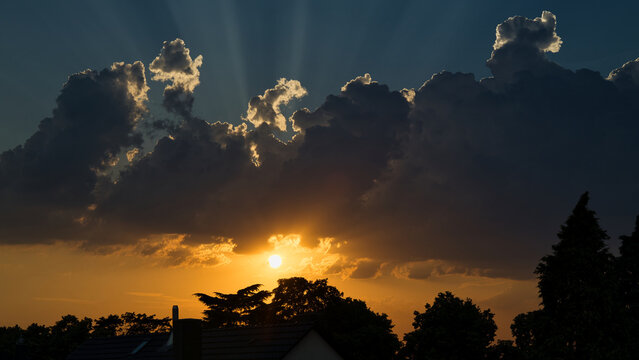 Dramatische Wolkenstimmung am abendliche Himmel im Sommer zum Sonnenuntergang