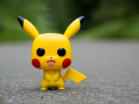 Dortmund - Deutschland 5. Juli 2026 - Funko Pop Pokemon Pikachu auf einem Weg