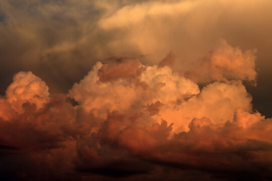 Dramatische gelbe Gewitterwolken mit Hagel am Abend &uuml;ber den Bergen von Bayern
