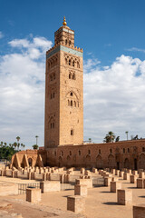 Obraz premium Majestic Koutoubia Mosque minaret under blue sky in Marrakech