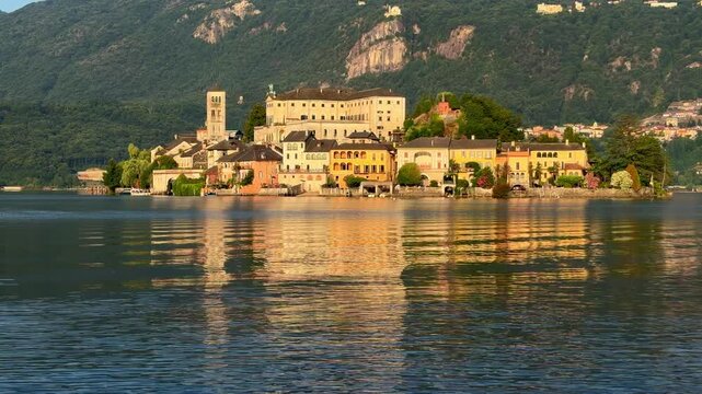 isola di orta san giulio con riflessi, italia