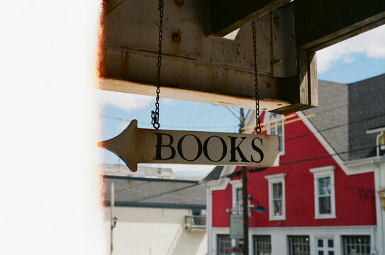Vintage arrow sign indicating the direction for books