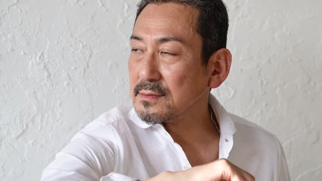微笑みを浮かべる50代の日本人男性のポートレート