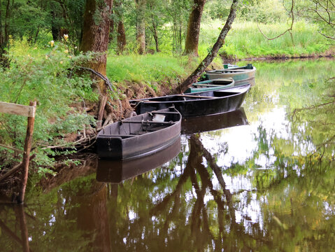 4 barques en attente de passagers pour la d&eacute;couverte de la Bri&egrave;re