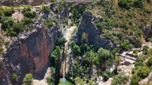 Vista cenital del Barranco de Otonel  en Valencia , cauce enca&ntilde;onado del rio y pozas con personas ba&ntilde;&aacute;ndose o barranquista practicado rapeles