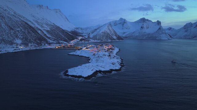 Husoy, pueblo en isla en el &aacute;rtico, noruega