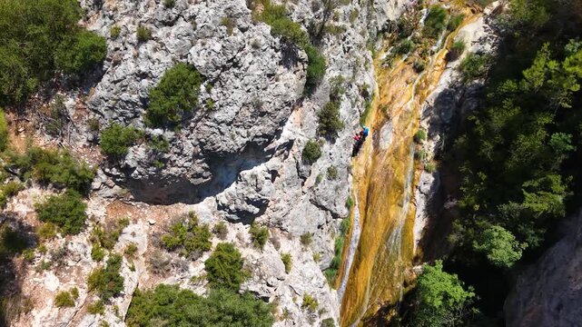 Vista cenital del Barranco de Otonel  en Valencia , cauce enca&ntilde;onado del rio y pozas con personas ba&ntilde;&aacute;ndose o barranquista practicado rapeles
