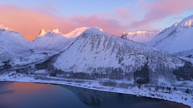 Fiordo noruego nevado al amanecer dron