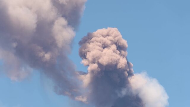 Vulcano Etna in eruzione in data 7 luglio 2026