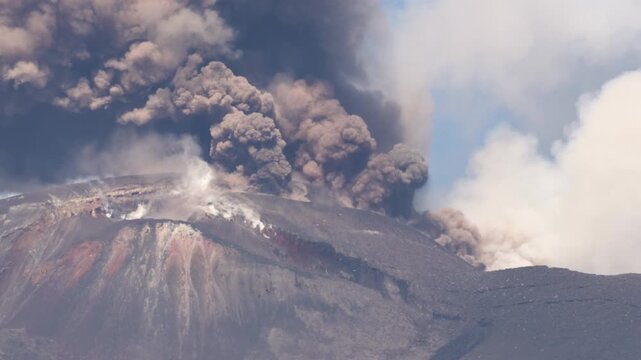 Vulcano Etna in eruzione in data 7 luglio 2026