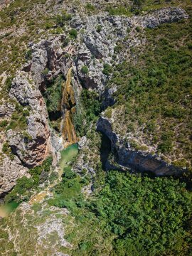 Cascada de rio mediterr&aacute;neo , chorrera al final de un barranco , Barranco de Otonel o la Doncella en Valencia, Espa&ntilde;a , practica del barranquismo