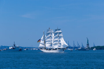 ship in the sea © Vadim