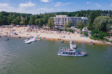 Jezioro Nyskie – zaporowy zbiornik retencyjny na Nysie Kłodzkiej, panorama latem z lotu ptaka. © Franciszek